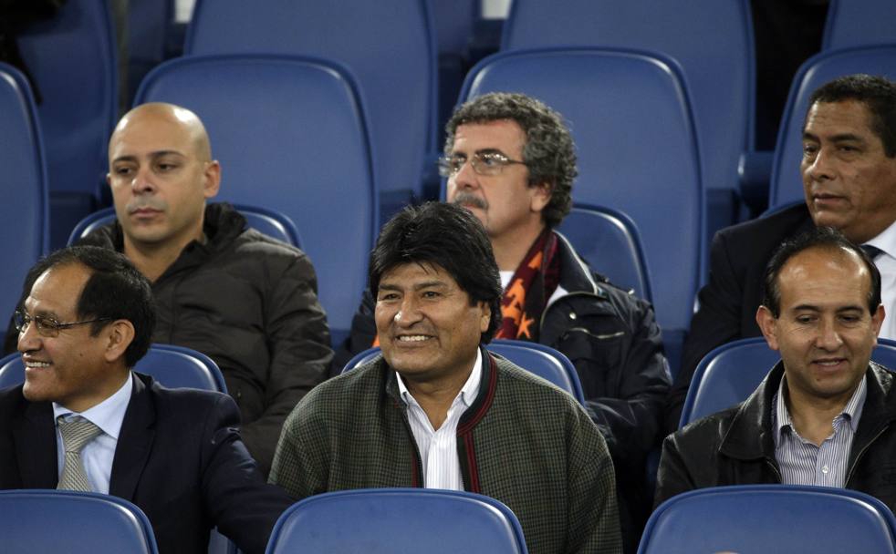 A Roma per un incontro istituzionale, Morales ha voluto assistere alla sfida dell&#39;Olimpico: il calcio è sempre stato la sua passione. Action Images